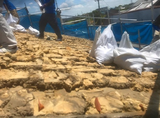 加古川市の葺き替えにともなう瓦の撤去